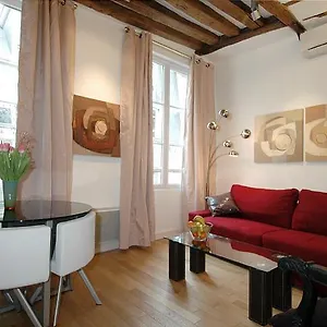 Holidaysinparis-bourg Tibourg Ii Parijs